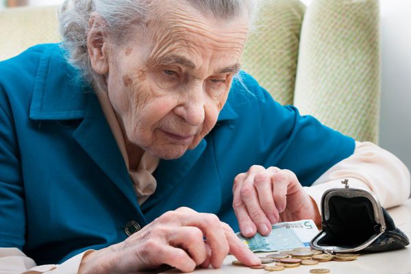 Размышления о том, стоит ли давать деньги родителям и можно ли избежать упреков