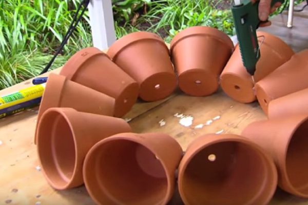 Он складывает керамические горшки в круг… Результат — чудесное украшение для сада!