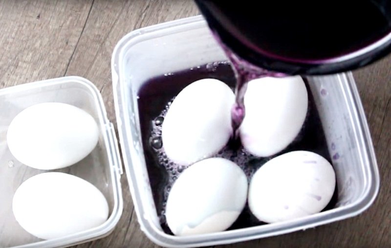 как красиво покрасить пасхальные яйца дома