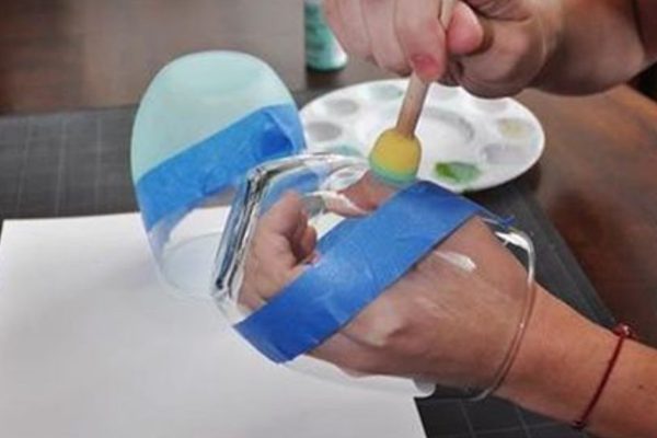 Мужчина прилепил полоску клейкой ленты к стакану… Спустя некоторое время произошло чудо!