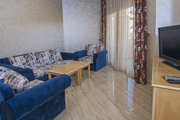 Пустая стена в прихожей была как бельмо на глазу, муж решил исправить ситуацию