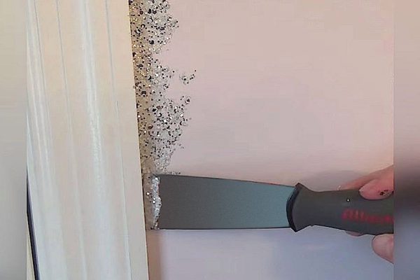 Она приклеила немного блесток на стену возле двери… Результат? Да это лучшее, что я видел!