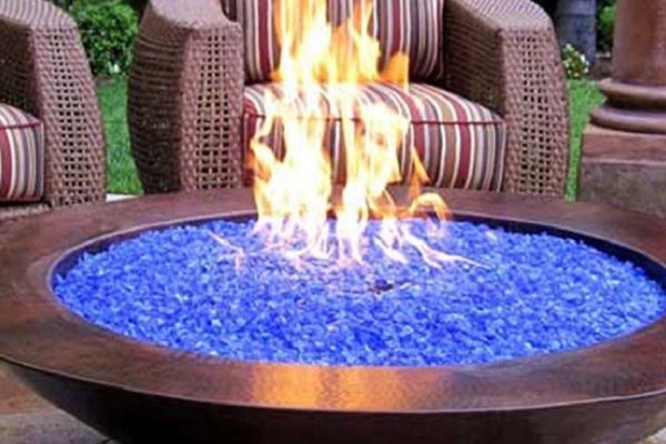 Эти кусочки стекла заменяют дрова! Когда они горят, невозможно перестать любоваться…