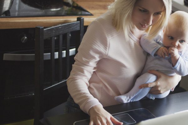 В США только одна из пяти мам может позволить себе декретный отпуск, а государство не спешит решать этот вопрос