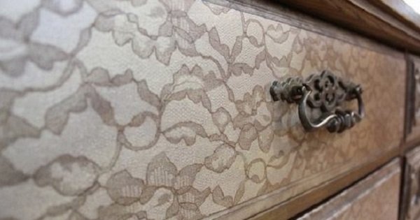 Эта женщина делает декупаж с помощью шторы и баллончика с краской. Выглядит потрясающе!