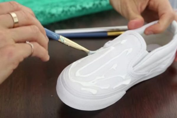 Мама измазала детскую обувь клеем… Увидев результат, ребенок был в абсолютном восторге!