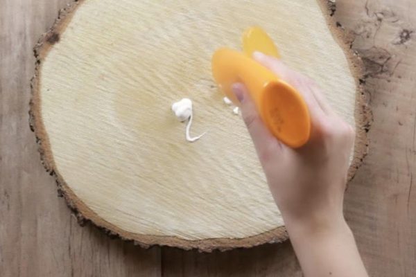 Он вылил крем для загара на кусок дерева и уже через 10 минут замер от восторга!