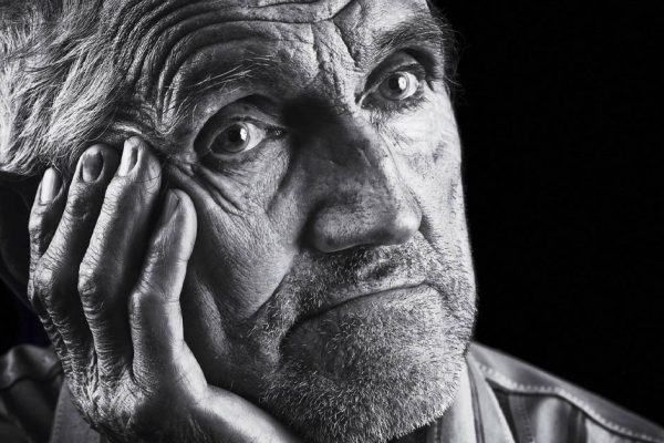 Дедушка бродил по рынку в поисках того, кто примет в качестве оплаты его ордена, откликнулся лишь один паренек