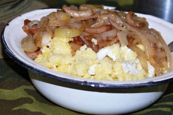 Каша из пшена «Дембельская», которую перед отбоем тайно проносили в казарму голодные бойцы