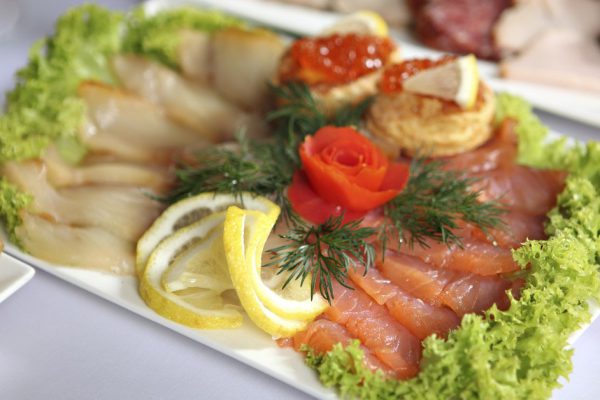 На день рождения мужа съезжается вся его родня, даже без приглашения, а я вынуждена их кормить, в этом году поступила иначе