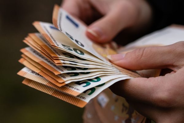 Объявился бывший муж и попросил денег на лечение, по голосу я поняла, что ситуация критическая