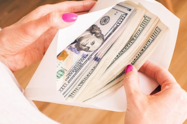 Заботливая мамуля каждому засунула по 1000 долларов в конверт, но ее осудили