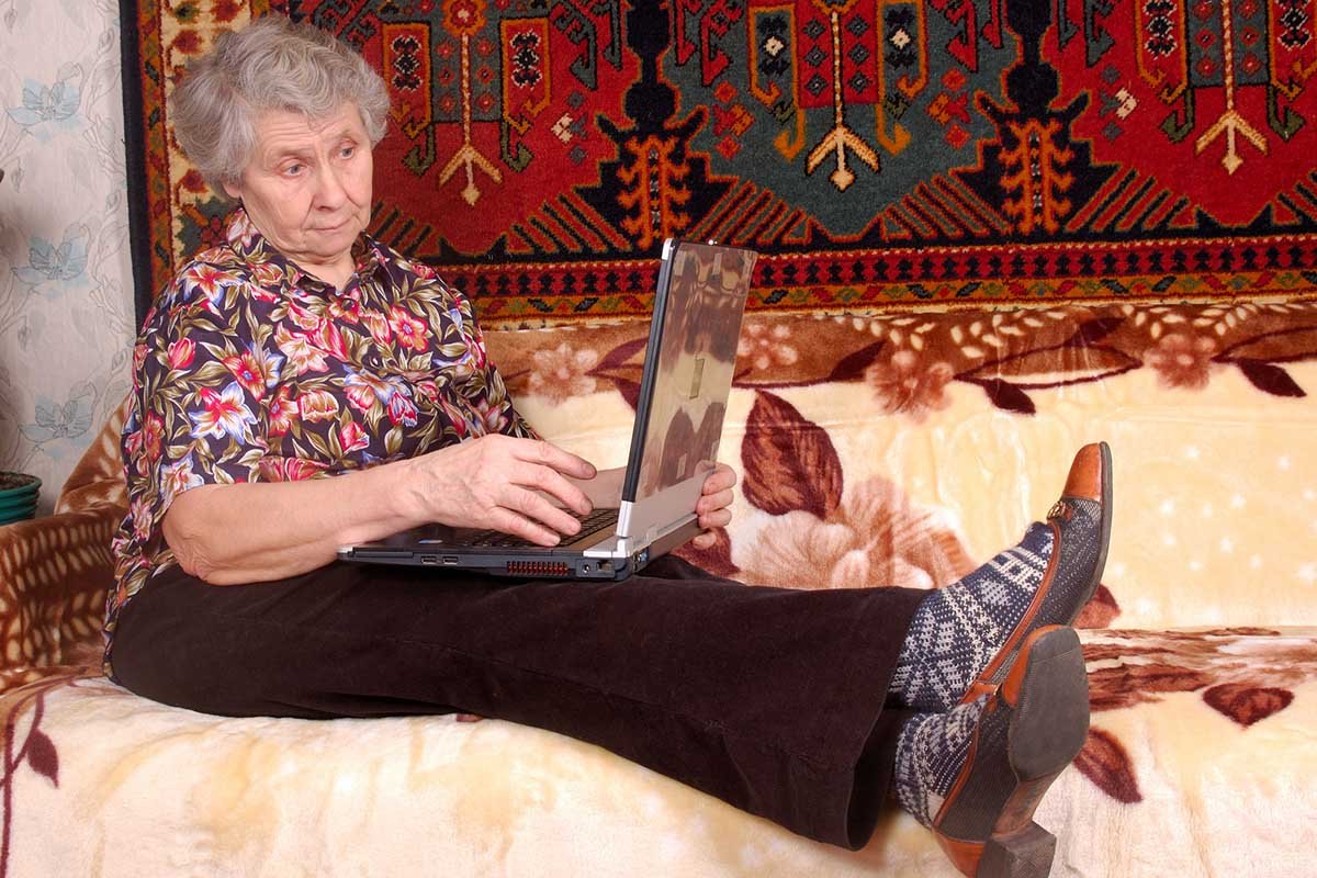 пожилая женщина с ноутбуком