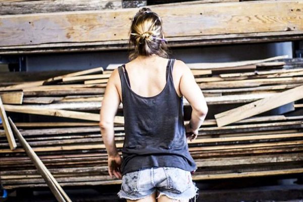 Девушка всё лето собирала старые доски и создала это… Теперь от заказов отбоя нет!