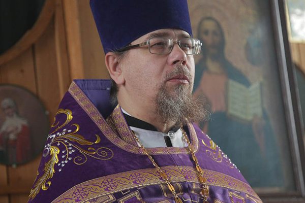 Священник объясняет, почему болтливый язык до добра не доводит