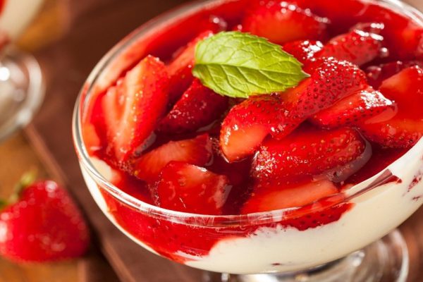 Инструкция по приготовлению клубничного парфе с мёдом