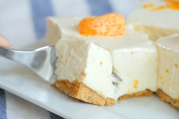 Этот десерт без выпечки станет коронным блюдом на твоем весеннем пикнике!