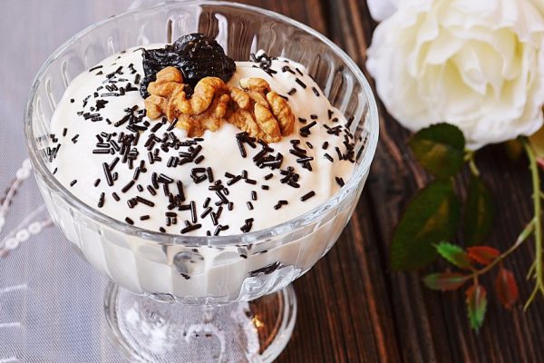 Как приготовить десерт из сметаны и чернослива