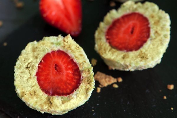 Рецепт приготовления клубничных пирожных без выпечки