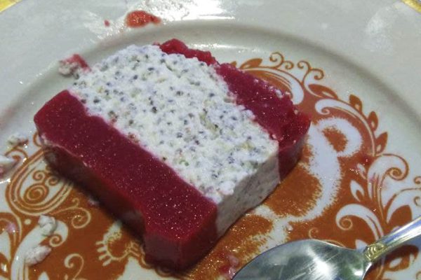 В пакет из-под молока выкладываю клубнику с йогуртом, дрожащий десерт готов уже через час