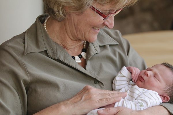 Бабушка проигрывает детскому садику, со свекровью ребенка не оставляю