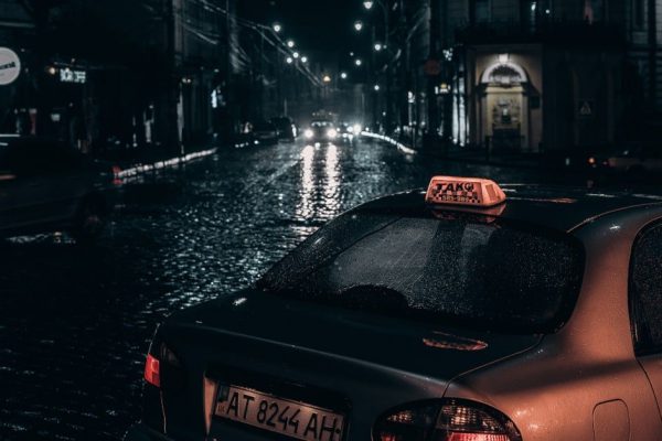 Таксист резко затормозил, увидев ночью у дороги малышку, но девочка молчала в ответ на все его вопросы