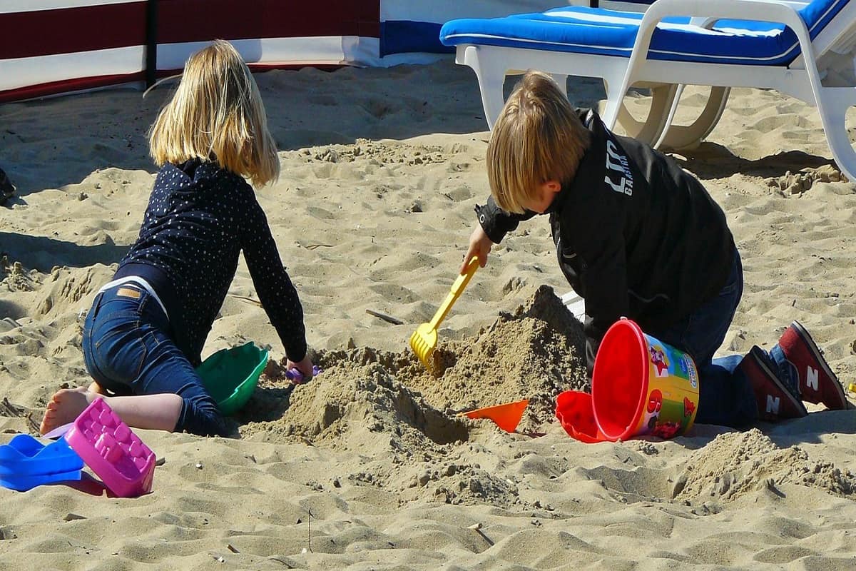 дети играют в песке
