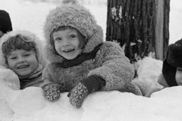 Современные дети не любят зиму, а вот советских малышей едва ли можно было загнать с улицы, на то есть причины