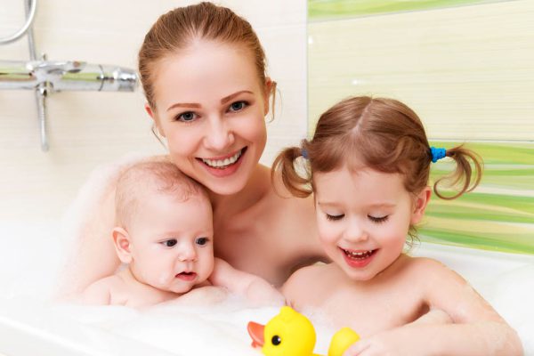 Психологи разобрались, когда нужно прекращать принимать ванну вместе с детьми