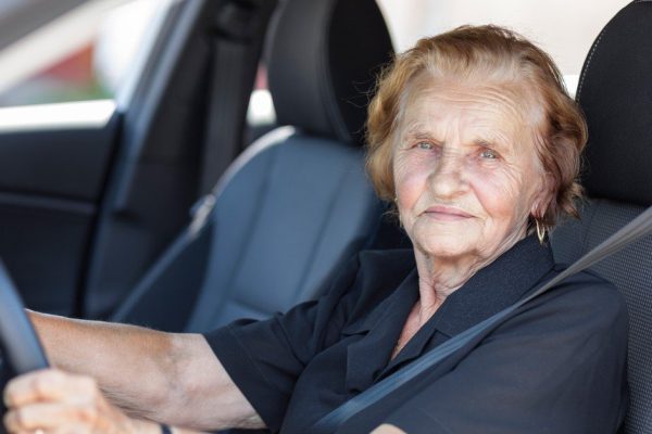 Кусаю локти, сын надумал жениться на женщине, что на 7 лет его старше