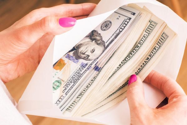 Недавно ко мне наведался брат, которого я не видела много лет, отдал конверт с деньгами, я в замешательстве