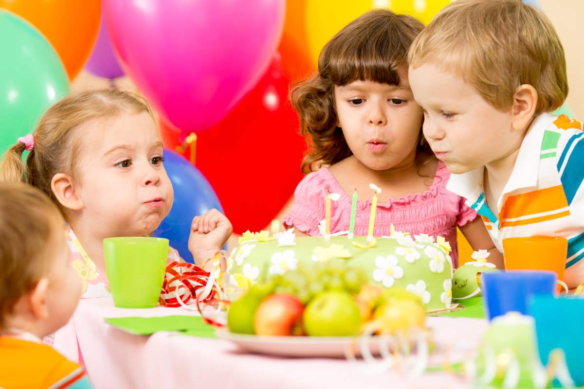 Ребенок хочет день рождение. С днём рождения ребёнку. Дети праздник. Счастливые дети на празднике. Детский праздник за столом.