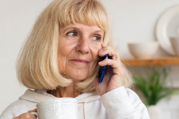 На старости лет жена сильно изменилась, раньше была рассудительным человеком, а сейчас донимает детей и раздает им советы