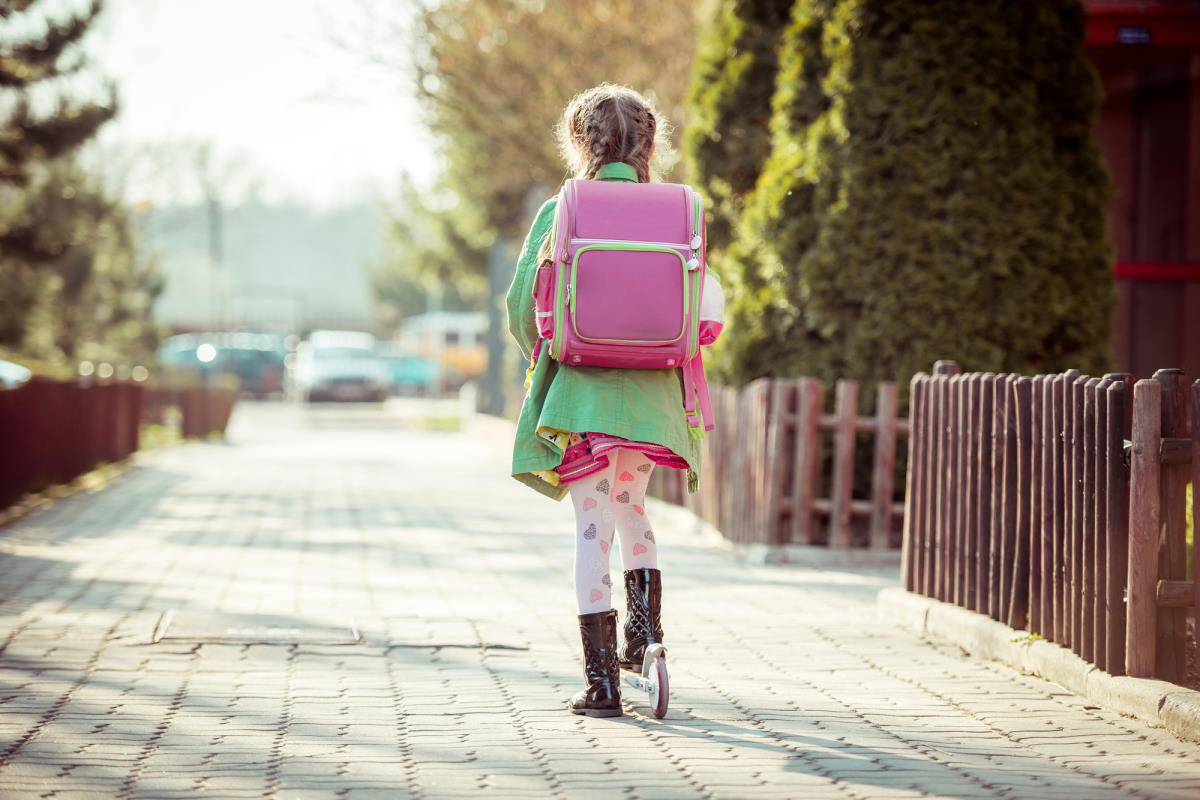 Девочка идет в школу