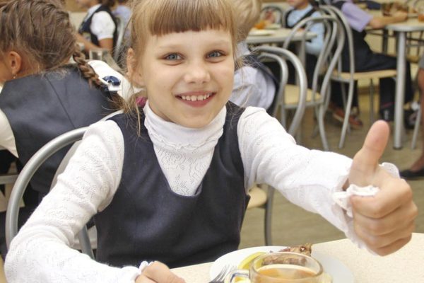 Идем из школы с дочкой домой, а она говорит, что голодная и уже не может терпеть