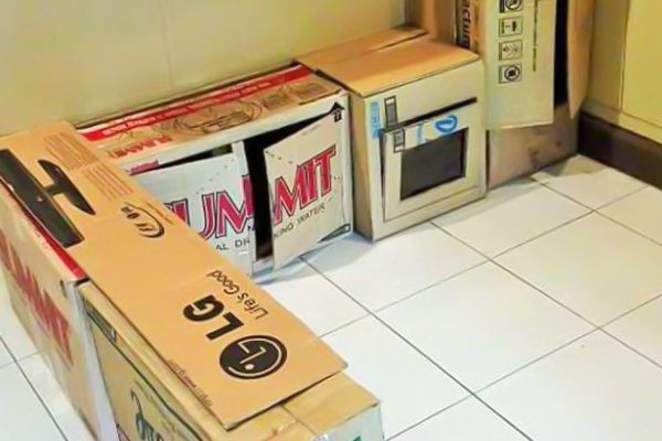 Зачем раскладывать старые коробки в углу комнаты