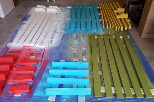 Что сделать из досок и зачем их красить