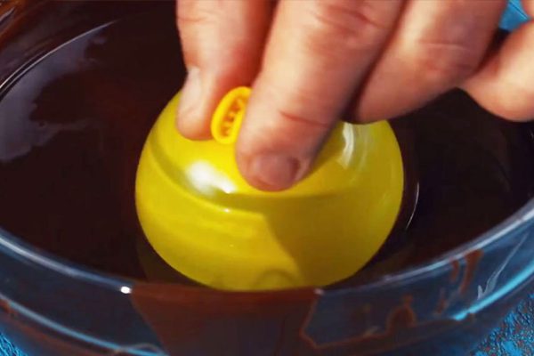 Окуни шар в шоколад как можно глубже и прижми к тарелке… Это самый сладкий обман!