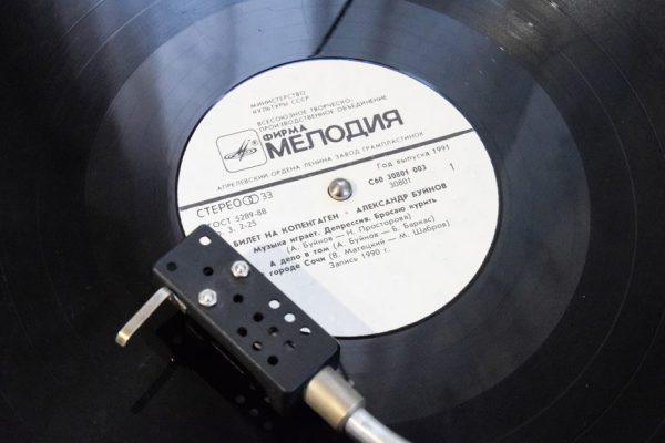 Знакомый скупщик Вениамин упросил бабушку показать ему старые грампластинки, уже 5 часов не покидает чердак