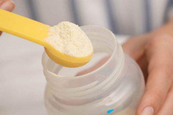 Педиатр с многолетним опытом рассказал, так ли полезна детская смесь, как об этом говорят