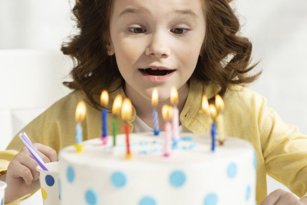 Выгнала незнакомого ребенка с дочкиного дня рождения, ведь девочка даже подарка не принесла ради приличия