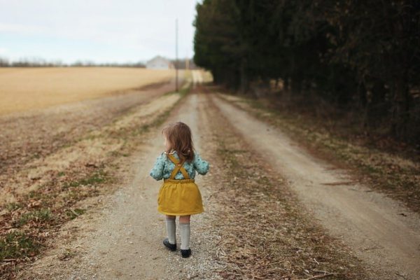 Домохозяйка приютила босую девочку, которую нашла на улице, но вскоре появился ее отец