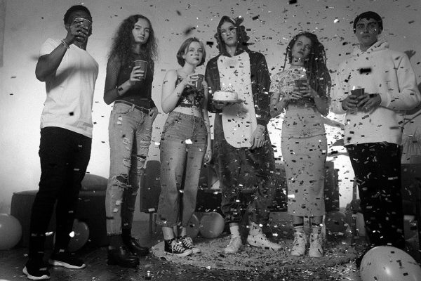 Мажоры пригласили на день рождения девушку из бедной семьи, чтобы знатно похохмить, но быстро замолчали, увидев, с кем она пришла