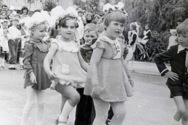 Почему девочки в советское время носили столь короткие платья и ни у кого это не вызывало вопросов