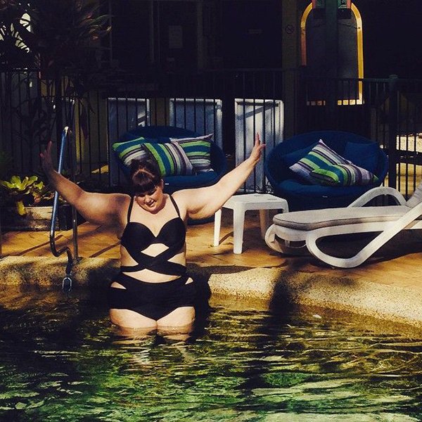 девушка в купальнике