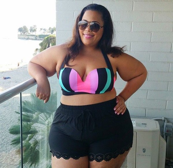 девушка в купальнике