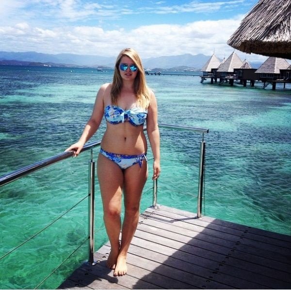 девушка в купальнике