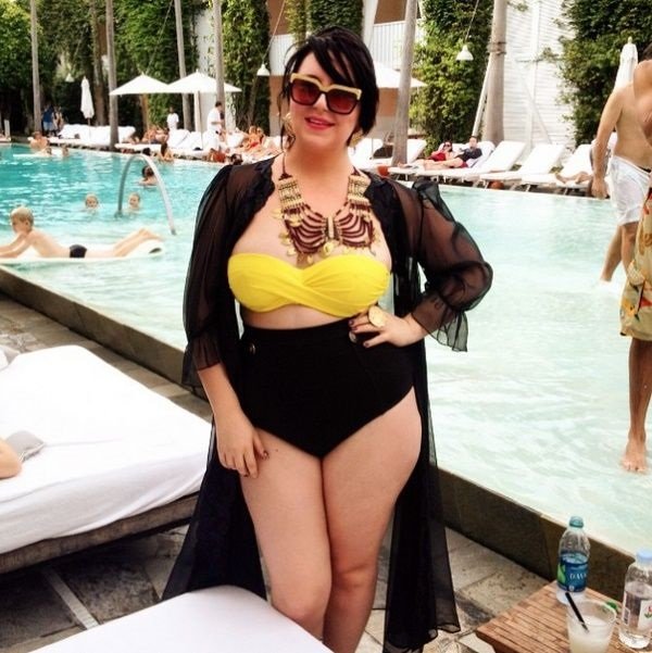 девушка в купальнике