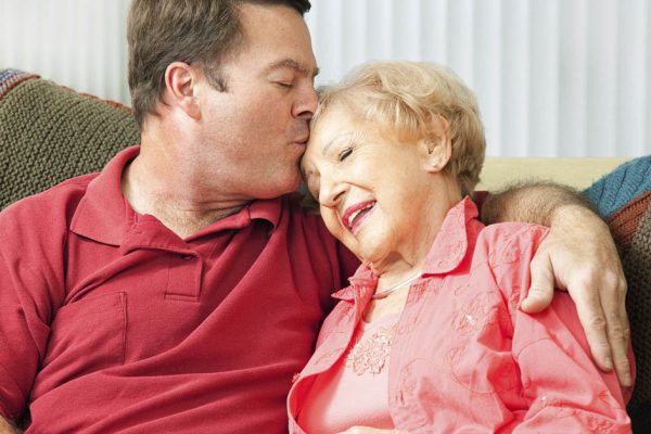 В каких случаях нужно меньше общаться с мамой и слезть с ее шеи