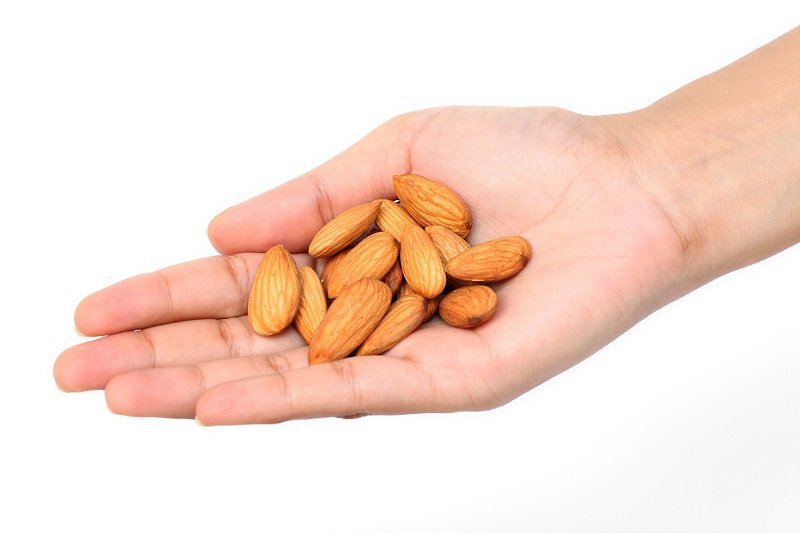 горсть миндальных орехов